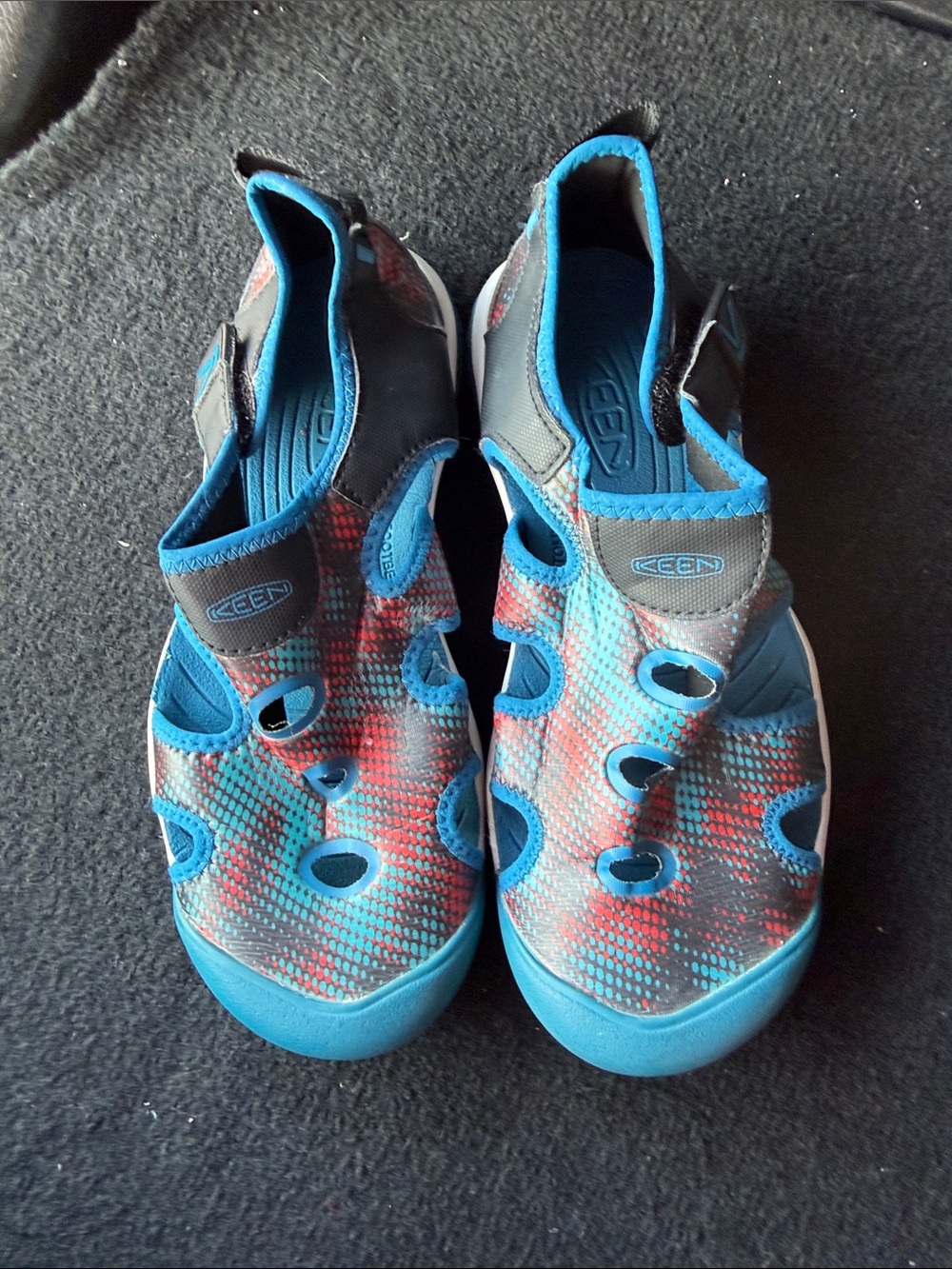 KEEN VGUC  kids Blue and Red Patterned Water Shoes size 5